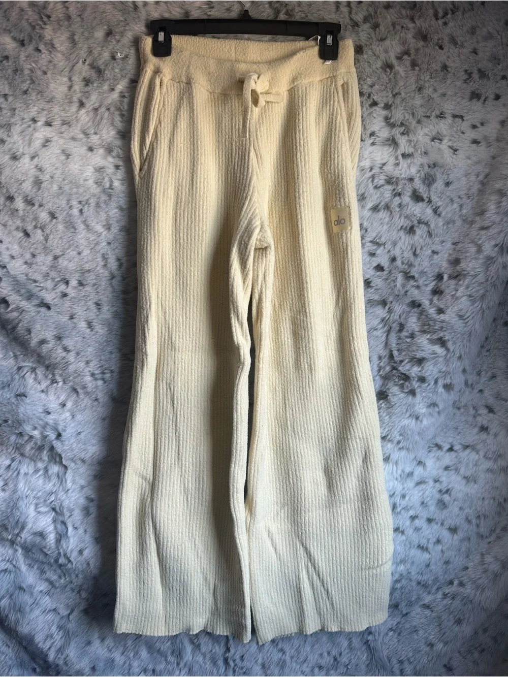 700. Alo Yoga Snuggle Up Sweater High-Waist Wide Leg Pants xs